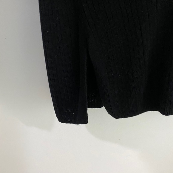 6 Hr. Sale Guess V Neck Sweater - Picture 6 of 6